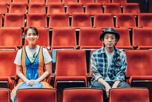 左からのん、宮藤官九郎。