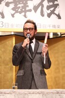 “大向う付オリジナルペンライト”を紹介する中村獅童。