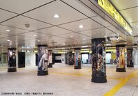 表参道駅にて展開中の「舞台『鬼滅の刃』其ノ弐 絆」柱巻広告。