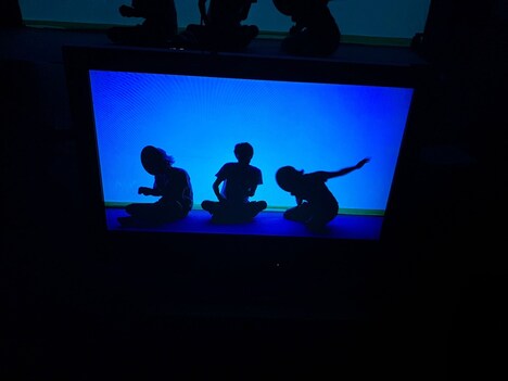 範宙遊泳 シリーズ＜おとなもこどもも＞ 「ももたろうのつづき」創作の様子。