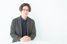 立石俊樹扮する津崎平匡。（写真提供：東宝演劇部）