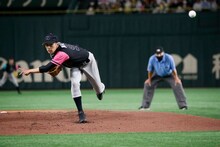 黒羽麻璃央（左）