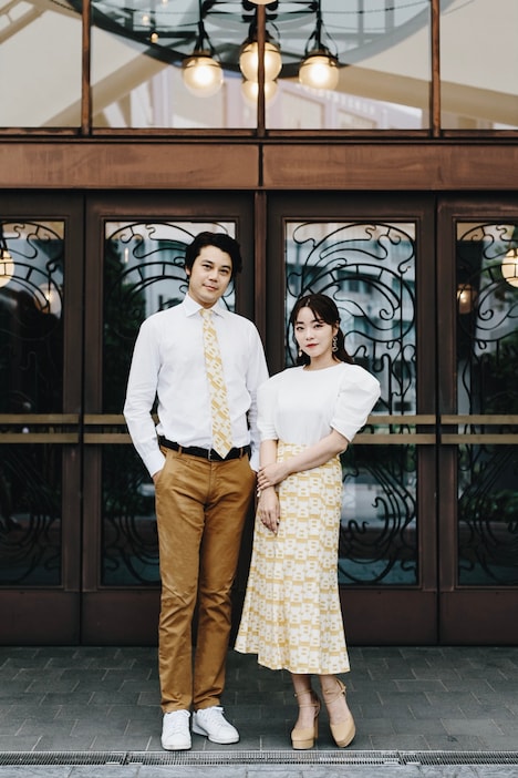 “マチネ”カラーのネクタイとマーメイドスカート。