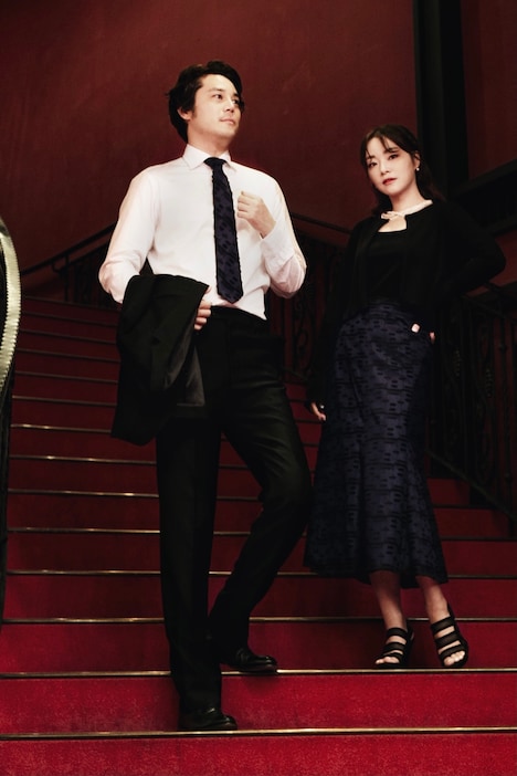 “ソワレ”カラーのネクタイとマーメイドスカート。