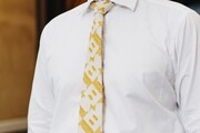 “マチネ”カラーのネクタイ。