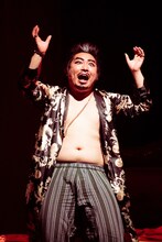 劇団「地蔵中毒」第14回公演 無教訓意味なし演劇vol.14「母さんが夜なべをしてJavaScript組んでくれた」より。