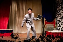 劇団「地蔵中毒」第14回公演 無教訓意味なし演劇vol.14「母さんが夜なべをしてJavaScript組んでくれた」より。