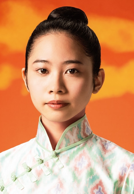 屋比久知奈扮するキム。