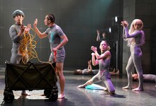 Baobab 第13回本公演 Re:born project vol.2「アンバランス」より。（撮影：大洞博靖）