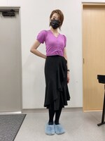 トップスはタイトなものをチョイスして、ラインと身体の見せ方を確認。