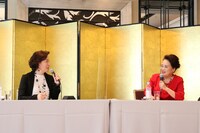 左から高畑淳子、渡辺えり。