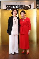 左から高畑淳子、渡辺えり。