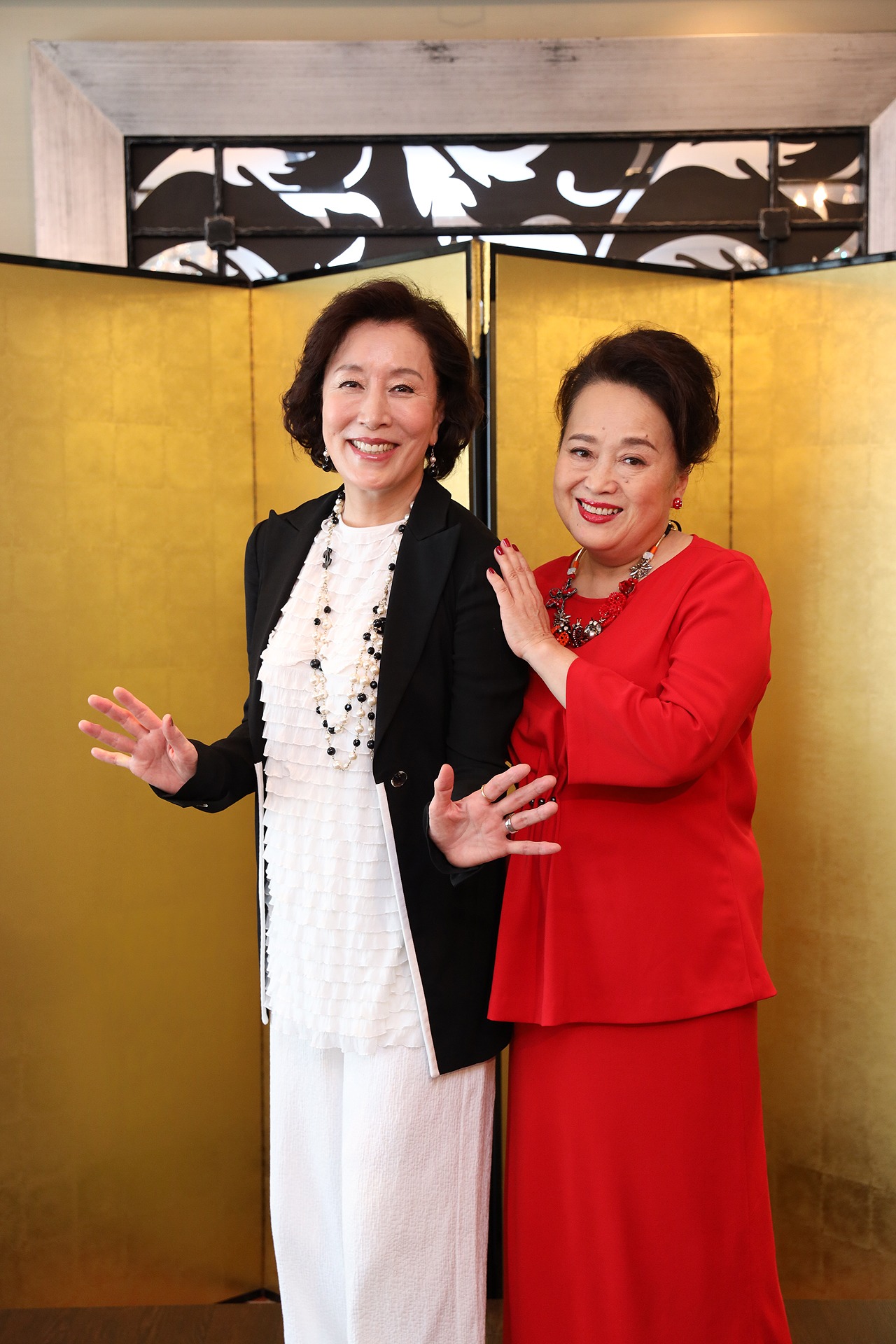左から高畑淳子、渡辺えり。