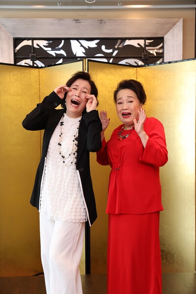 左から高畑淳子、渡辺えり。