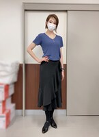 裾にフレアが付いたブラックのスカートで。立ち姿がカッコいい。