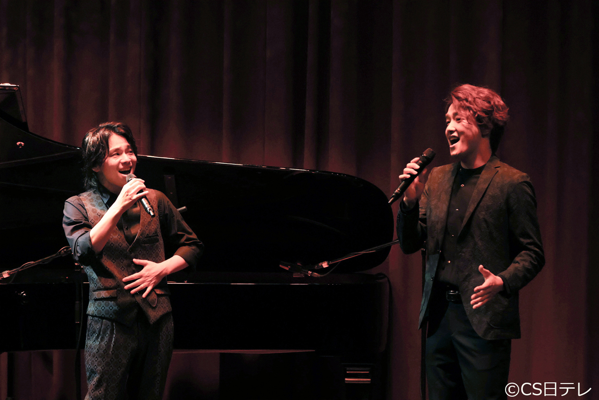 左から中川晃教、井上芳雄。(c)CS日テレ