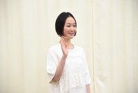 手を振る黒木華。