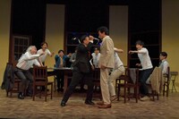 ナイスコンプレックスプロデュース #6「12人の怒れる男」大阪Bチームの公演より。（撮影：鏡田伸幸）