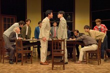 ナイスコンプレックスプロデュース #6「12人の怒れる男」大阪Bチームの公演より。（撮影：鏡田伸幸）