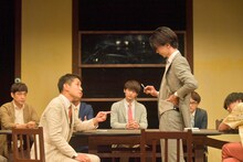 ナイスコンプレックスプロデュース #6「12人の怒れる男」大阪Aチームの公演より。（撮影：鏡田伸幸）