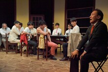 ナイスコンプレックスプロデュース #6「12人の怒れる男」大阪Aチームの公演より。（撮影：鏡田伸幸）