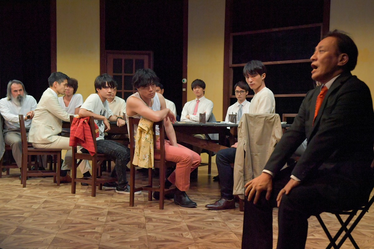 ナイスコンプレックスプロデュース #6「12人の怒れる男」大阪Aチームの公演より。（撮影：鏡田伸幸）