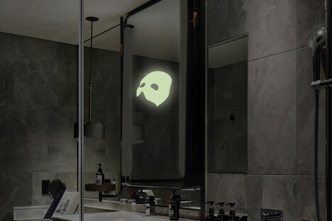 鏡に浮かび上がる怪人の仮面。