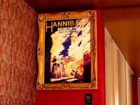 劇中劇「ハンニバル」の額入りポスター。