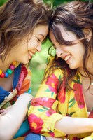 左から宮澤エマ、皆本麻帆。