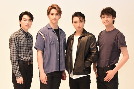 左から福崎那由他、甲斐翔真、阿部顕嵐、井澤巧麻。