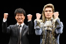 「スタンディングオベーション」囲み取材より。左から寺脇康文、ジェシー。