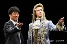 「スタンディングオベーション」囲み取材より。左から寺脇康文、ジェシー。