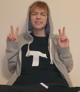 “T”が目を引く黒Tでピース。