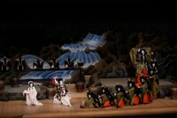 南座8月「坂東玉三郎 特別舞踊公演」より、「日本振袖始」の様子。