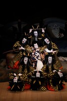 南座8月「坂東玉三郎 特別舞踊公演」より、「日本振袖始」の様子。