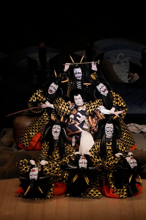 南座8月「坂東玉三郎 特別舞踊公演」より、「日本振袖始」の様子。