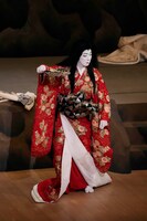 南座8月「坂東玉三郎 特別舞踊公演」より、「日本振袖始」の様子。