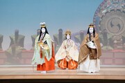南座8月「坂東玉三郎 特別舞踊公演」より、「鶴亀」の様子。