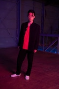 浅野康之のビジュアル。