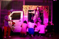 アーの演劇「一つきりの夜に」より。