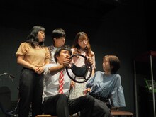 かるがも団地 第5回本公演「意味なしサチコ、三度目の朝」より。（撮影：稲垣隼）