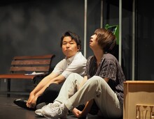 かるがも団地 第5回本公演「意味なしサチコ、三度目の朝」より。（撮影：稲垣隼）