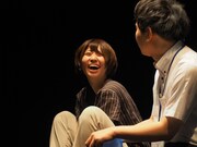 かるがも団地 第5回本公演「意味なしサチコ、三度目の朝」より。（撮影：稲垣隼）