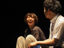 かるがも団地 第5回本公演「意味なしサチコ、三度目の朝」より。（撮影：稲垣隼）