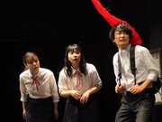 かるがも団地 第5回本公演「意味なしサチコ、三度目の朝」より。（撮影：稲垣隼）
