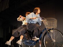かるがも団地 第5回本公演「意味なしサチコ、三度目の朝」より。（撮影：稲垣隼）