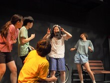 かるがも団地 第5回本公演「意味なしサチコ、三度目の朝」より。（撮影：稲垣隼）