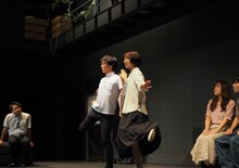 かるがも団地 第5回本公演「意味なしサチコ、三度目の朝」より。（撮影：稲垣隼）