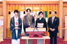 左から鈴木拡樹、黒羽麻璃央、松任谷由実、刀鍛冶の宮入法廣氏。（撮影：田中聖太郎）