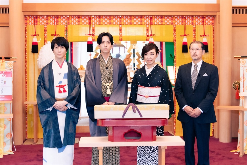 左から鈴木拡樹、黒羽麻璃央、松任谷由実、刀鍛冶の宮入法廣氏。（撮影：田中聖太郎）
